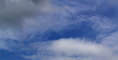Graue und weiße Sommerwolken Timelapse