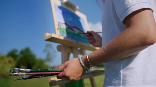 Mujer artista trabaja en Pleinair pintando paisajes de naturaleza afición y profesión
