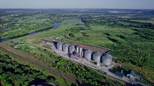Neue industrielle Getreidesilos Getreidelagertanks von Drohne