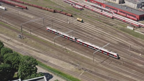 Trem de passageiros na ferrovia saindo da cidade