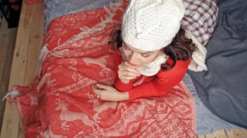Mulher encantadora deitada na cama sorrindo e posando.