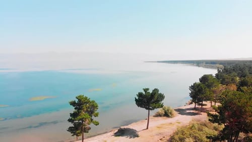 Vue aérienne : panorama panoramique sur le lac Sevan