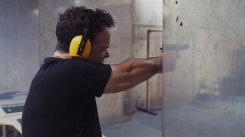 Hombre en campo de tiro