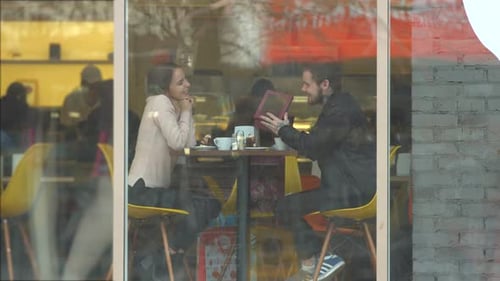 Junges Paar im Café