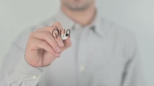 Clientes potenciales calificados que escriben en pantalla transparente