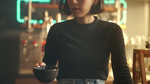 4K Портрет азиатской женщины пьют черный кофе на барной стойке