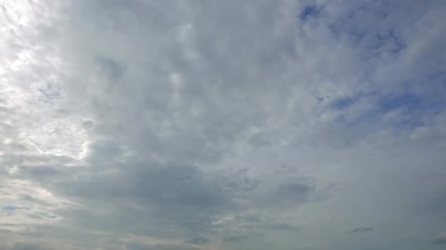 Time-lapse d'un nuage blanc se déplaçant autour du fond du ciel