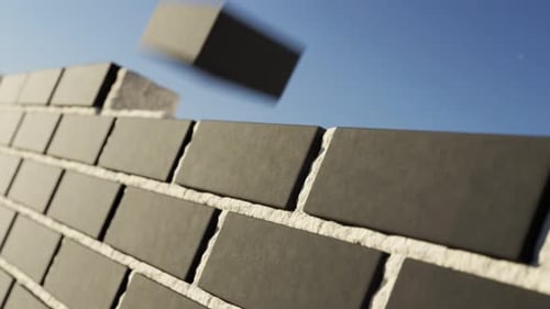 La pared de ladrillos de clínker que se está construyendo sobre un fondo de cielo azul claro. Se puede realizar en bucle