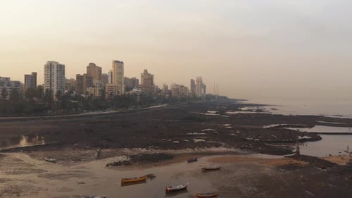 Viaje a una ciudad costera al amanecer durante la marea baja en Mumbai