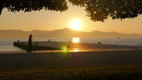 Pessoas relaxando na orla marítima de Zadar