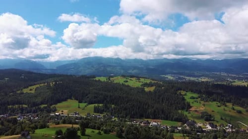 Flug über ein Berghüttendorf in Polen, Zakopany, Tatra-Nationalpark Aerial 4K Video