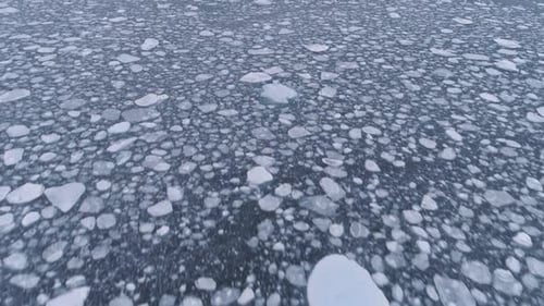 Glace et iceberg dans l'océan. Vue aérienne rapide de l'Antarctique
