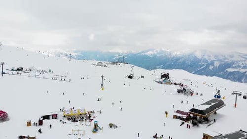 Drohnenbewegung des Winterskigebiets.