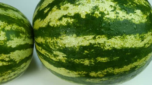 Zwei Wassermelonen mit Wassertropfen bedeckt