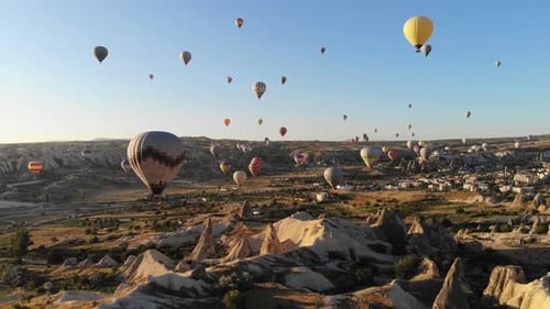 Globos aerostáticos aéreos sobrevolando hoodoos y chimeneas de hadas en el valle de Goreme Capadocia, Turquía