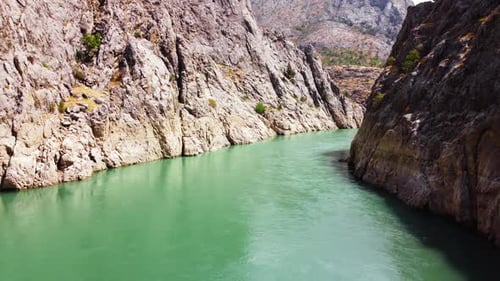 Wunderschöner und aufregender Canyon am Euphrat Riesige steile Klippen
