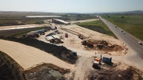 Luftaufnahme des Baus von Autobahnen. Straßenbaumaschinen