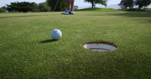Golfspieler schlägt mit seinem Schläger den Ball