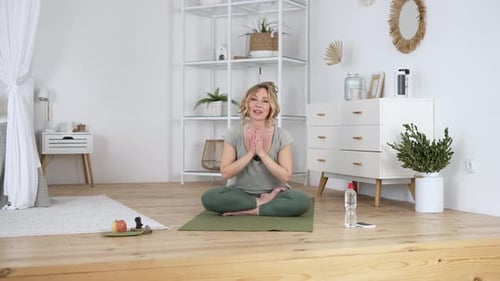 Professioneller Lehrer motiviert Schüler während des Online-Yoga-Trainings
