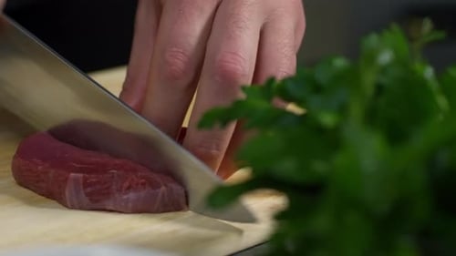 Rotes Fleisch schneiden