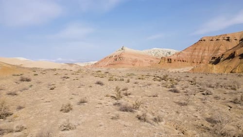 Toma de Zumbido de las montañas del desierto de Aktau en Kazajstán