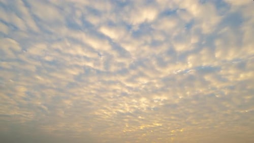 Time-lapse du ciel couchant. Fond naturel abstrait. Bleu Théâtral avec orange