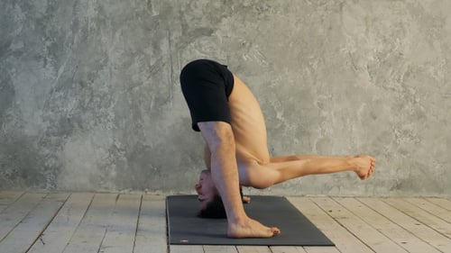 Jeune yogi musclé et sportif faisant de l'avant aux jambes larges