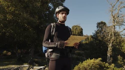 Explorer com mochila observa o panorama da montanha