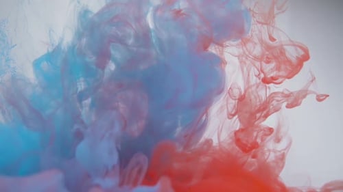 Regenbogenfarbene Tinten explodieren und wirbeln unter Wasser. Konzept für Wissenschaft und chemische Reaktionen