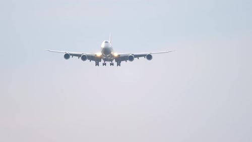 Wide-Bodied Airplane Approaches for Landing in Daytime