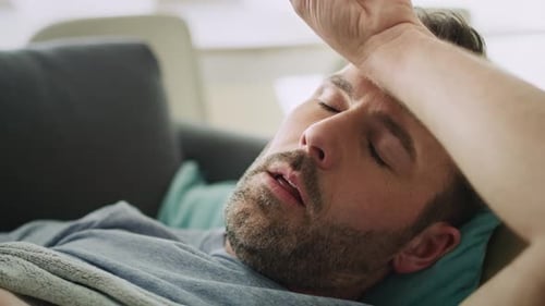 Vidéo d'un homme malade présentant des symptômes graves. Photo prise avec une caméra à hélium ROUGE en 8K.