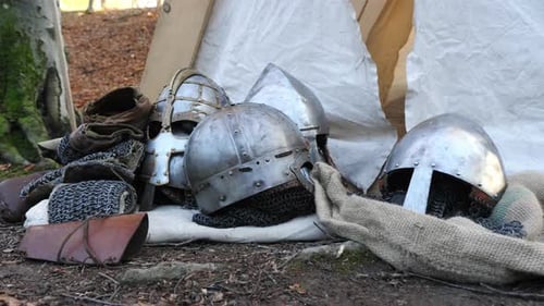 Casques en fer au sol