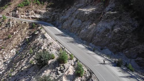 Ciclista en bicicleta en las montañas