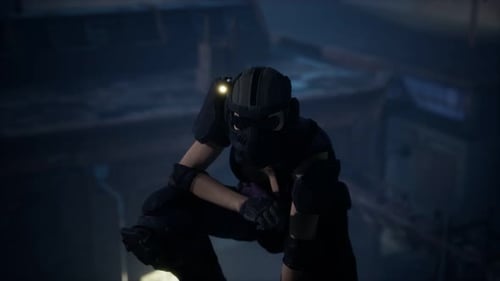 Femme dans le style du cyberpunk sur le toit