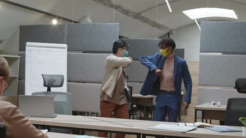 Diversos jovens trabalhadores de escritório trabalhando no espaço de coworking