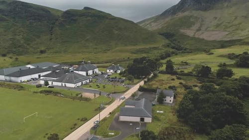 Aérea da destilaria de uísque Arran