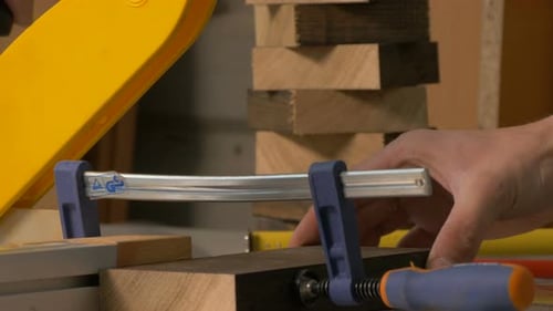 Holz schneiden mit einer Kreissäge