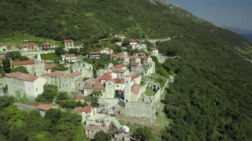 Luftaufnahme der Altstadt inmitten der Berge in Kroatien