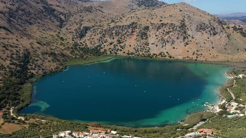 Lake Kurnas Griechenland Kreta. Luftaufnahme des Süßwassersees in Griechenland. Panorama-Luftaufnahme des Kreta-Sees