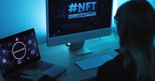 Junge Frau kauft NFT auf Blockchain-Markt - Neues Technologie-Token-Konzept
