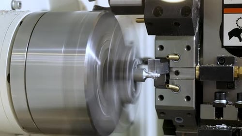 CNC-Metallbearbeitung. Automatisierte Metallbearbeitungsmaschine.