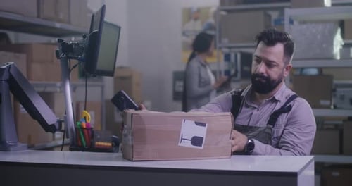 Arbeiter fotografiert beschädigtes Paket
