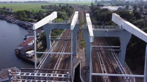 Puente ferroviario sobre el río Vecht en Holanda en la ciudad de Weesp, aéreo