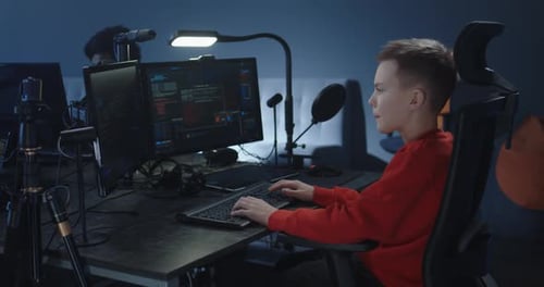 Chicos programando en una oficina