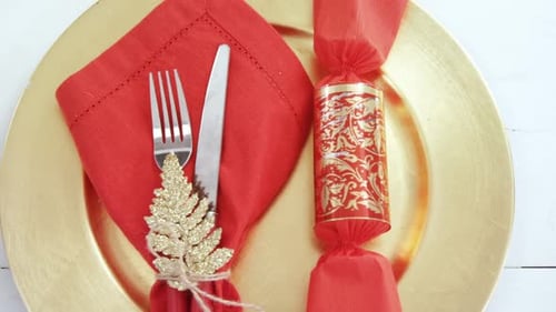 Cubertería variada sobre mesa