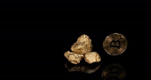 Goldnuggets und Bitcoins auf schwarzem Hintergrund, Zeitlupe 4K