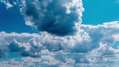 Wolken bewegen sich im blauen Himmel Zeitraffer Hellweiß geschwollener Wolkenraum