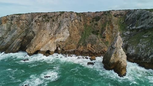 Olas oceánicas y rocas en la costa atlántica