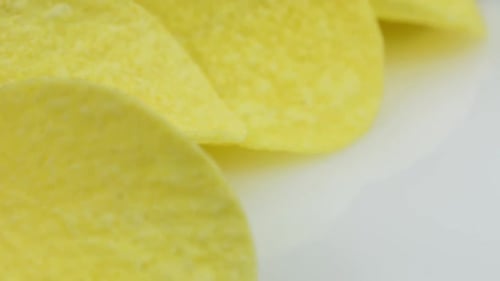 Kartoffelchips mit Cheddar-Käse herstellen, dabei aus nächster Nähe rotieren