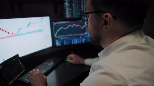 Trader arbeitet mit Börsendaten Timelapse